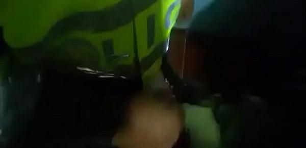  Policia pajeando un pene